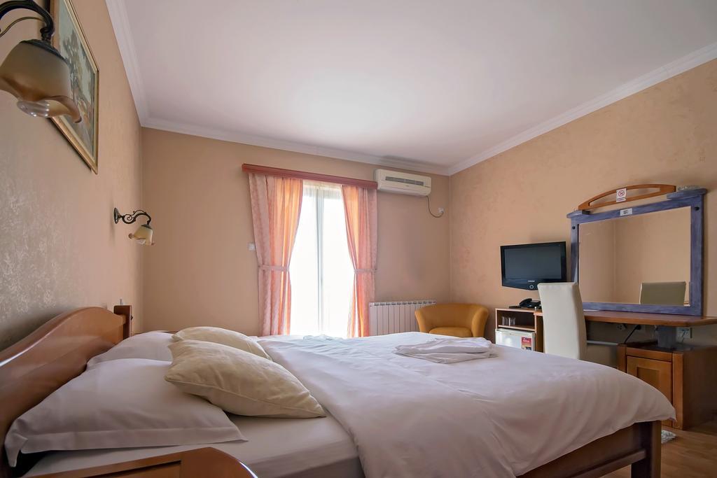 Hotel Holiday Podgorica Kültér fotó