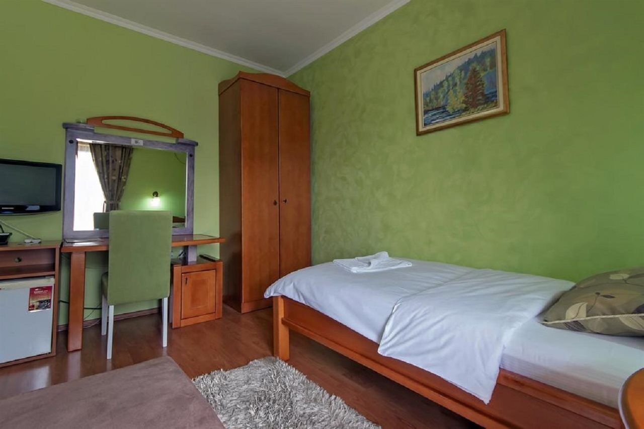 Hotel Holiday Podgorica Kültér fotó